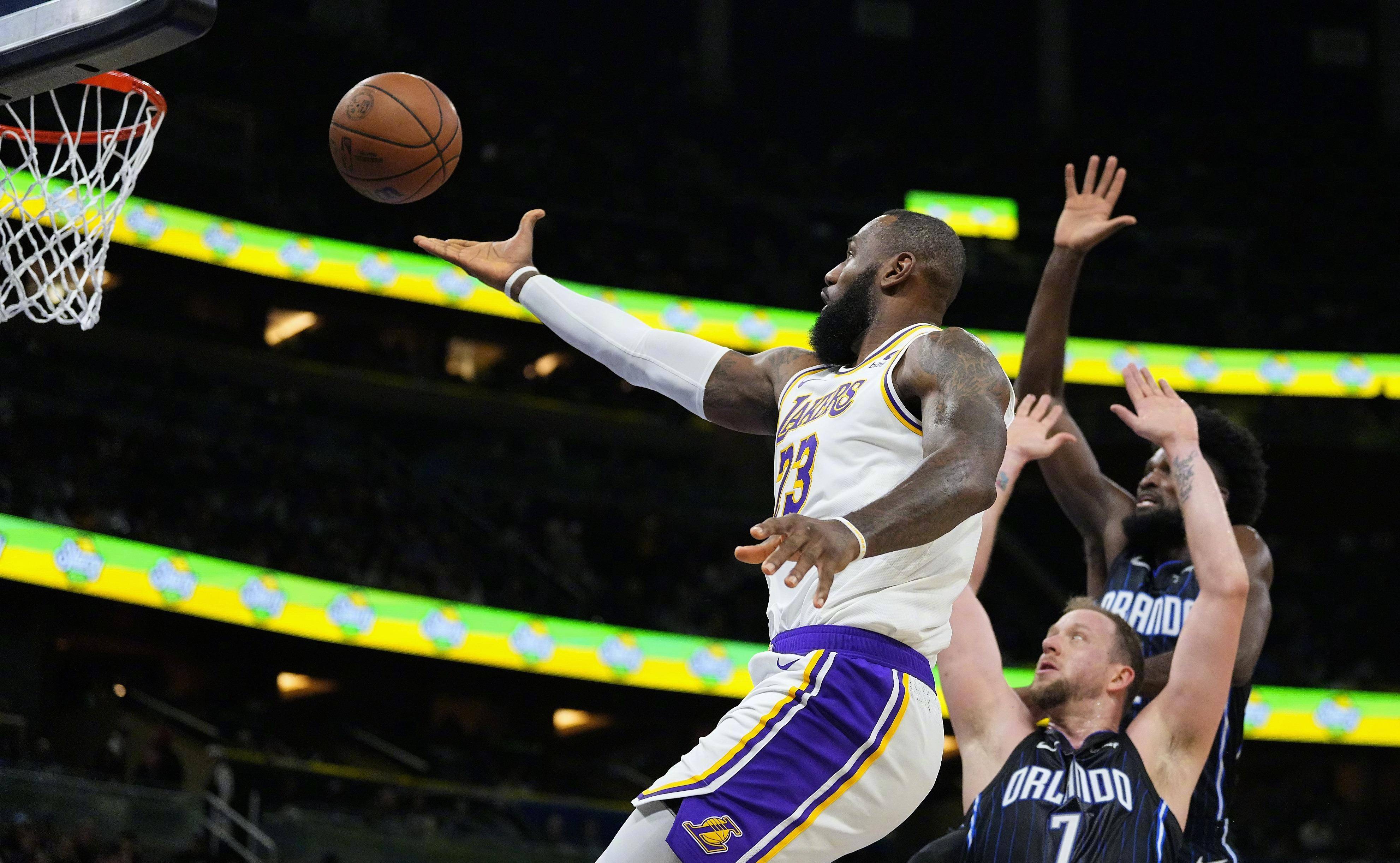 全明星级球员亮相，场上气氛火热