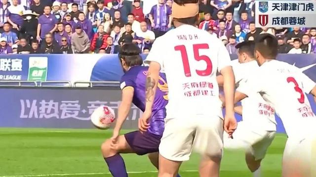 比赛中球员表现抢眼被球迷点赞