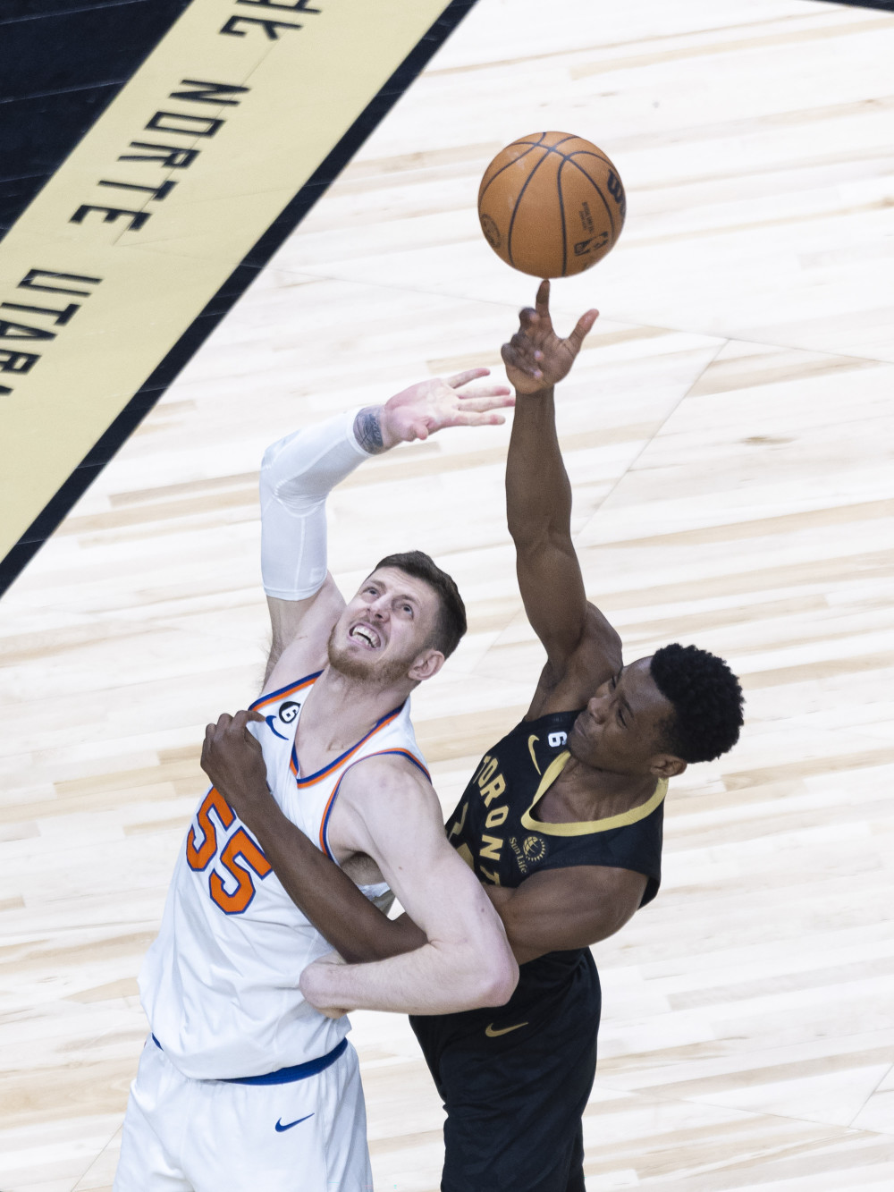 尼克斯队的新晋球员在NBA比赛中展现出色