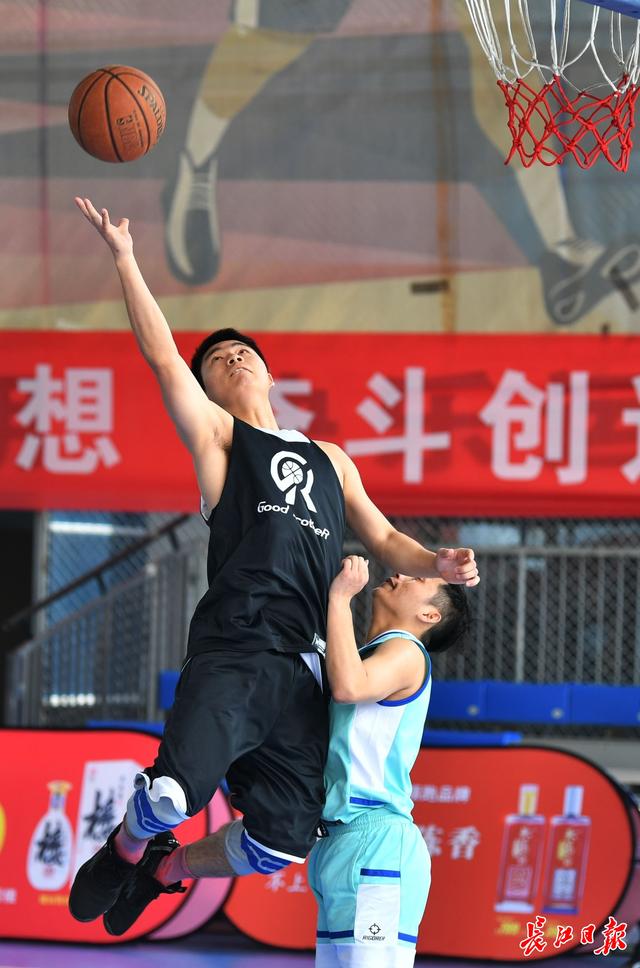 难解的篮球对抗，观众眼花缭乱