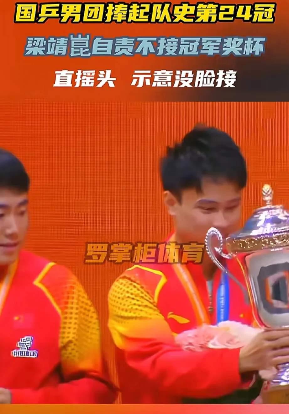 强劲女足队员拼力争胜，勇夺胜利奖杯